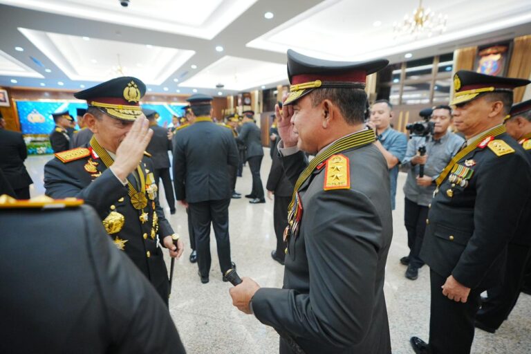 Kapolda Sumut Irjen Pol Whisnu Hermawan Terima Tanda Kehormatan Bintang Bhayangkara Pratama dari Kapolri
