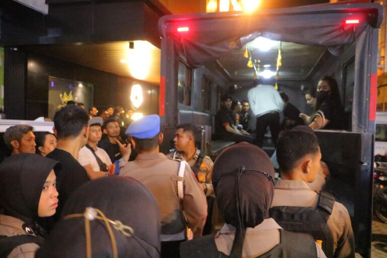 Polda Sumut Gelar Razia THM Platinum Bar dan Lion Bar & KTV, 16 Pengunjung Positif Narkoba