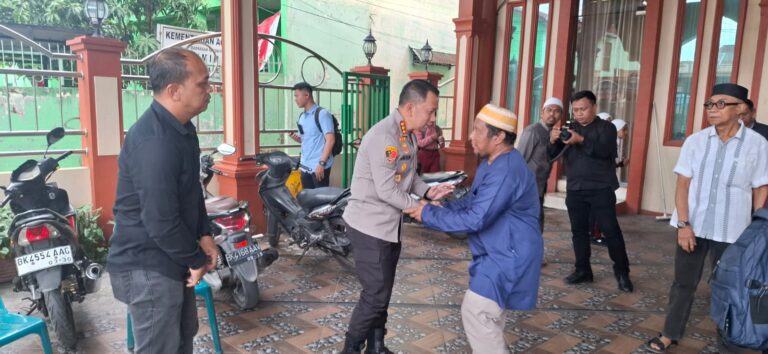 Polri Hadir dengan Empati, Kapolrestabes Medan Melayat Ibu dari Wartawan Metro TV Usrizal Pulungan