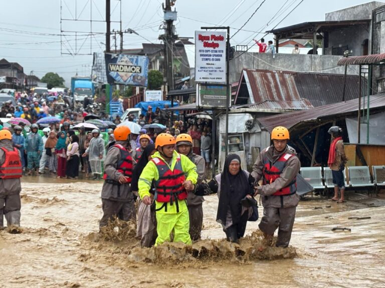 Brimob Polda Sumut Amankan Lokasi Banjir Bandang di Sipirok