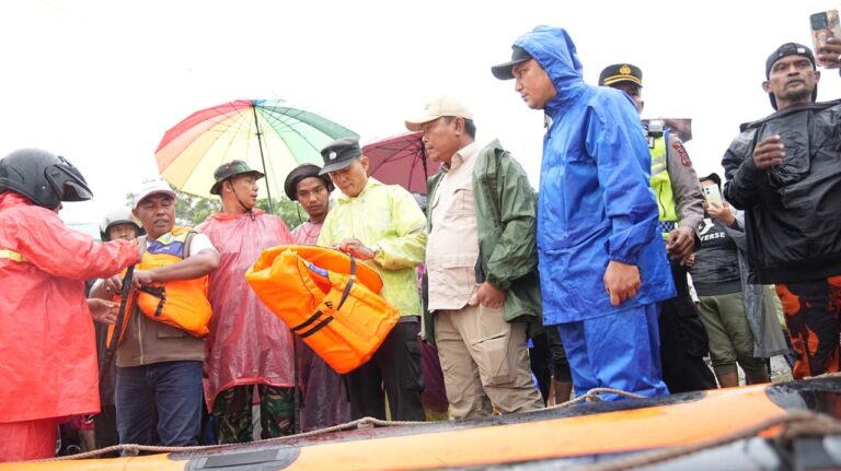 Respon Cepat Pemkab Deli Serdang Tangani Banjir: Turunkan Alat, Dirikan Posko dan Lakukan Evakuasi