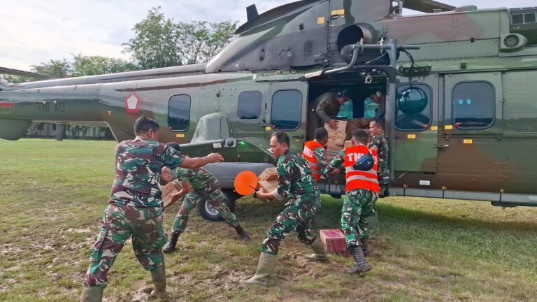 TNI AU  Gerak Cepat Turunkan Bantuan Logistik  untuk Warga Terdampak Bencana Alam di Sibolga