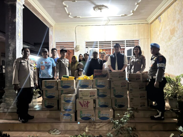 Polsek Medan Tuntungan Salurkan Bantuan Makanan dan Minuman kepada Warga Terdampak Banjir