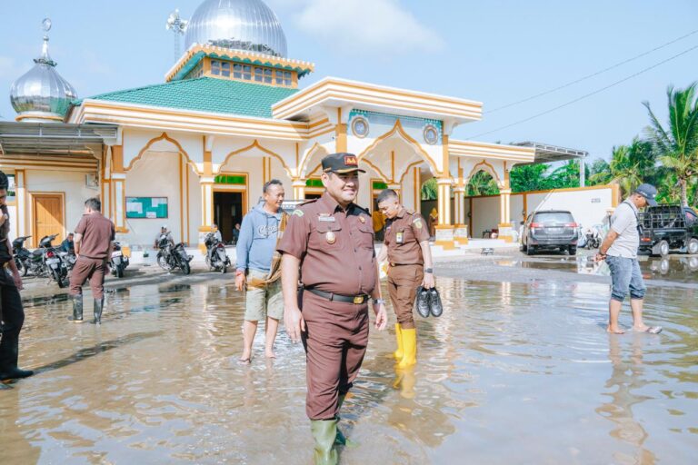 Kejari Batu Bara Salurkan Bantuan Warga Terdampak Banjir