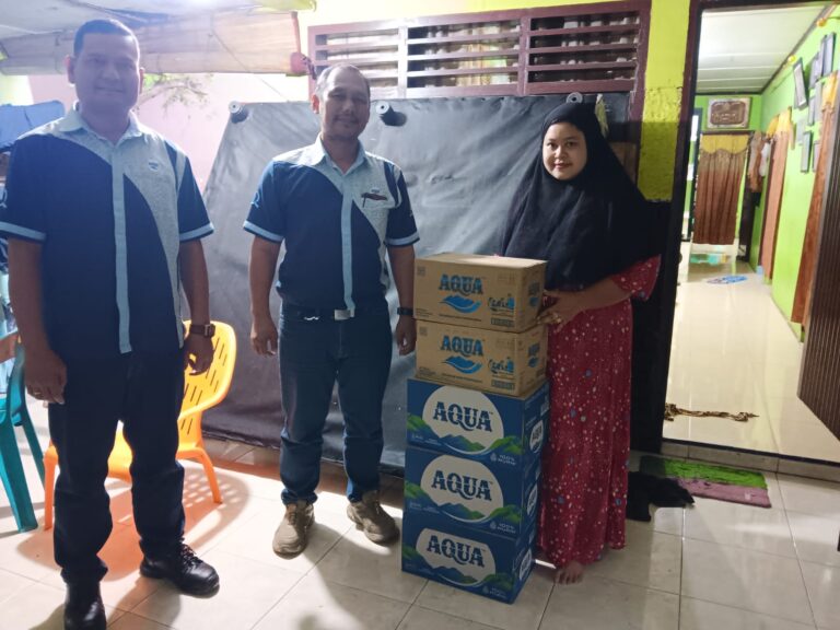 PT Tirta Investama Langkat Salurkan Bantuan 800 Kotak AQUA untuk Korban Banjir Bandang di Sumatera Utara