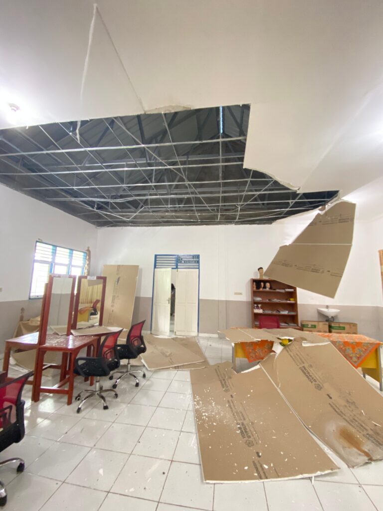 Akibat Banjir dan Angin, Plafon 3 Ruang Kelas SMKN 1 Sibiru-biru Rubuh