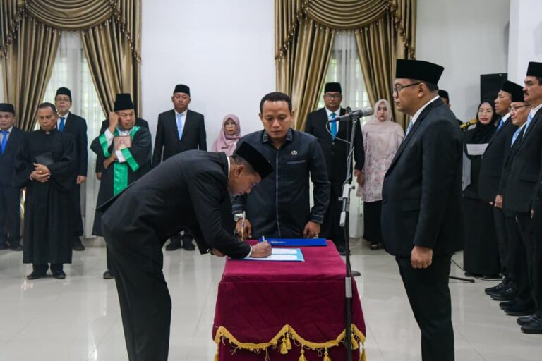 Bupati Lantik 13 Pejabat Administrator, Pengawas dan Fungsional