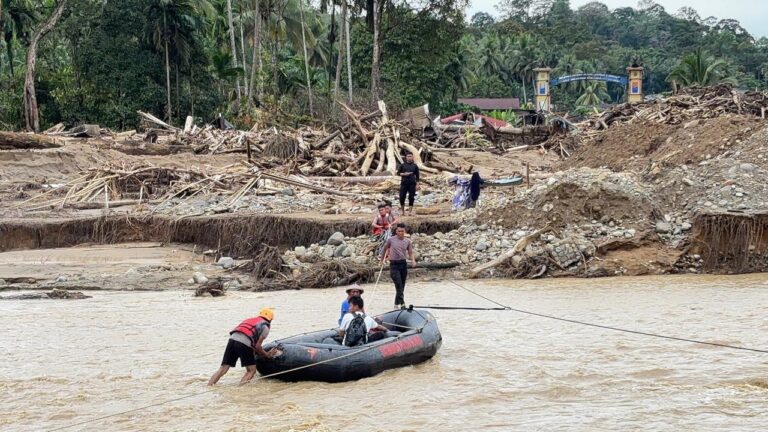 Perahu Karet Darurat Jadi Penyelamat, Polda Sumut Evakuasi Warga Sakit Korban Terdampak Bencana di Garoga