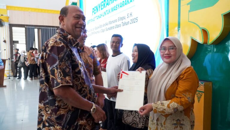 Bupati Langkat Syah Afandin Serahkan 230 Sertifikat Tanah Program PTSL