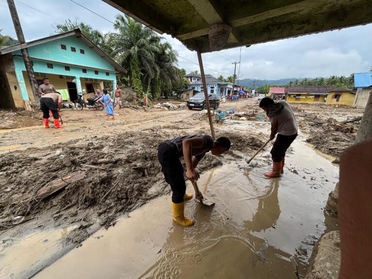 Polda Sumut Tak Kenal Lelah Bantu Bersihkan Rumah Warga Terdampak Banjir di Batang Toru