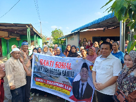 Zulkarnaen SKM Serahkan Bantuan Pangan untuk Warga Terdampak Banjir di Kota Medan