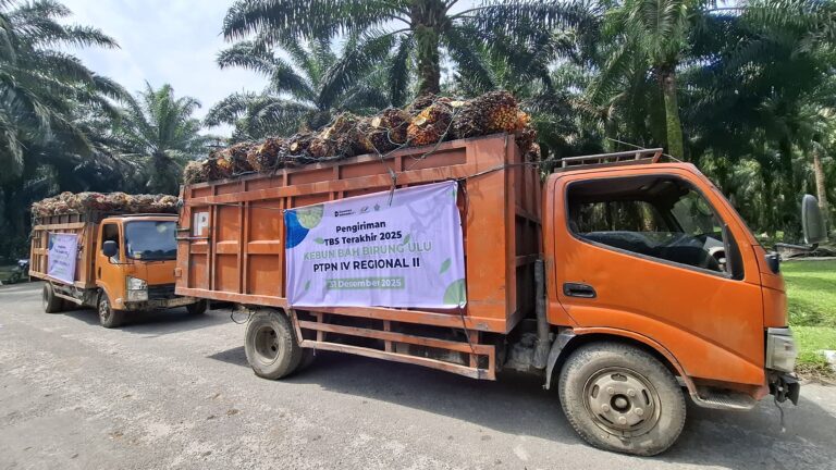 Manajemen PTPN IV Regional II Kebun Bah Birung Ulu Berangkatkan Pengiriman TBS Terakhir 2025