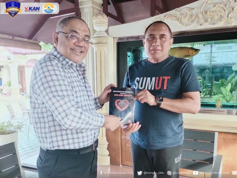 Kaprodi Doktor Ilmu Pertanian UMA Serahkan Buku Kepemimpinan Kepada Edy Rahmayadi