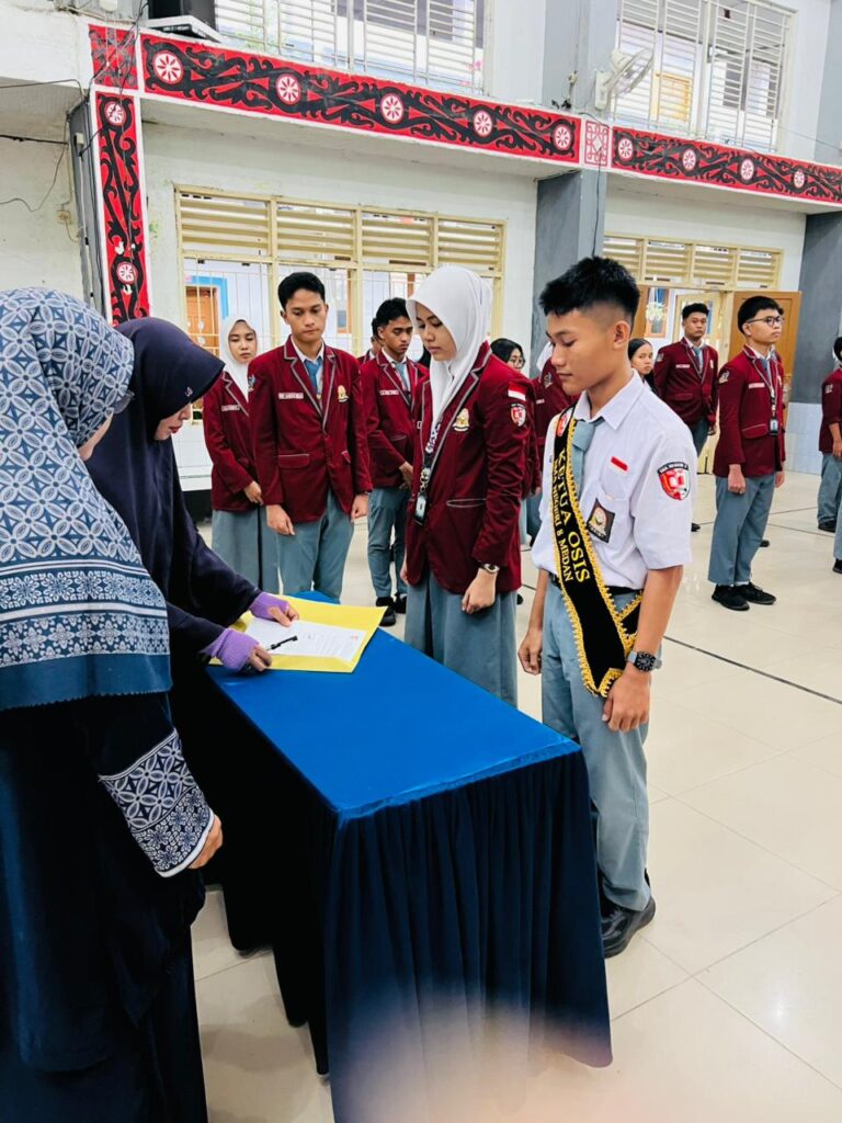 SMA Negeri 8 Medan Gelar Sertijab Pengurus OSIS, Daffa – Boas Nahkodai Estafet Kepemimpinan