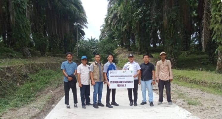 PTPN IV Regional II Kebun Bah Birung Ulu Salurkan Bantuan  TJSL Untuk Perbaikan Jalan Semenisasi di Nagori Panombean