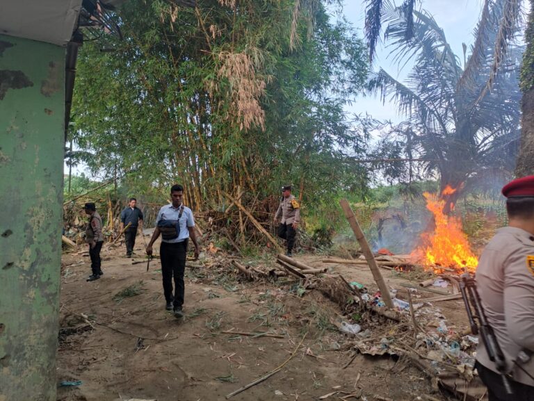Operasi GSN, Polsek Medan Baru Bakar Barak dan Gubuk Narkoba di Jalan Bahagia Kelurahan  Titi Rantai