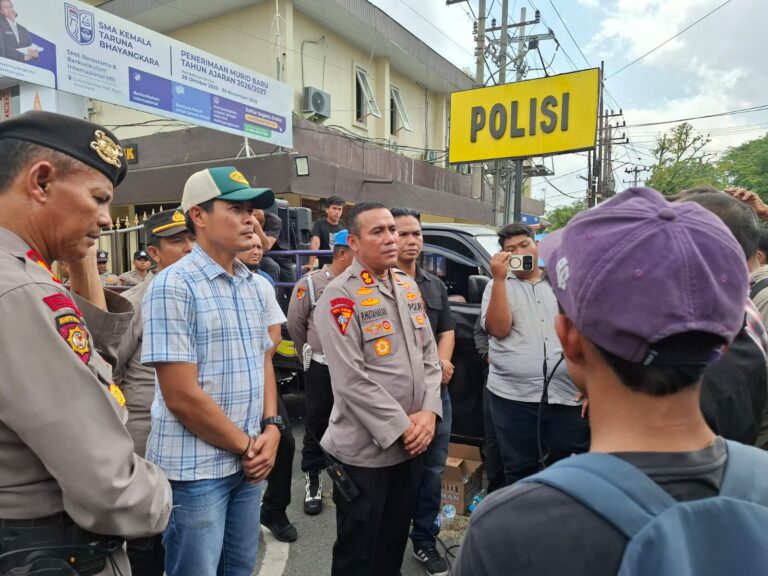 Mahasiswa BEM Sumut Geruduk Polrestabes Medan:  Segera Tangkap Pelaku Pembakaran Mobil Pajero Milik Advokat