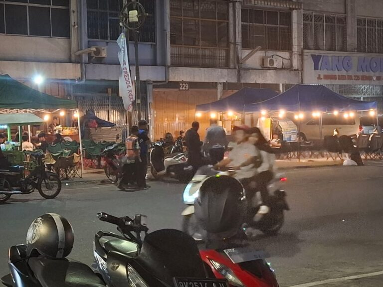 Pinggiran Jalan Nibung  Raya Petisah Beralih  Fungsi Jadi Lahan Parkir 24 Jam Setiap Jumat dan Sabtu