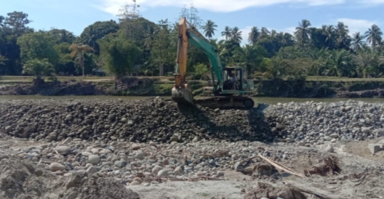 Pasca Bencana di Tapteng, Bakhtiar Sibarani Lanjutkan Kepedulian Timbun Tanah Longsor di Barus