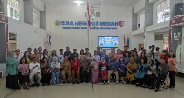 Pisah Sambut Kepala SMA Negeri 8 Medan Penuh Haru dan Hikmat,  Siswa Persembahkan Tarian Tradisional