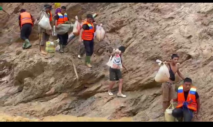 Brimob Polda Sumut Evakuasi 45 Warga Terisolir Banjir di Tapteng