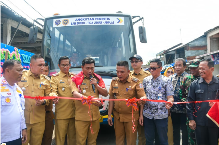 Wabup Deli Serdang, Lom Lom Suwondo SS melaunching Armada Angkutan Bus Perintis di Desa Tiga Juhar, Kecamatan STM Hulu, Selasa (20/1/2026). Foto: Diskominfostan DS)