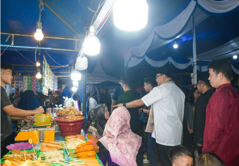 Bupati Deliserdang Asri Ludin Tambunan mengunjungi Bazar UMKM