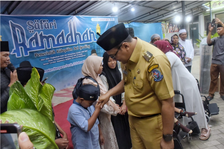 Bupati Asri Ludin Tambunan Safari Ramadan Perdana ke Hamparan Perak