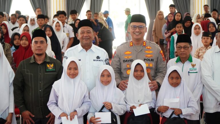 Syah Afandin Salurkan ZIS Baznas dan Bantuan Siswa Terdampak Banjir