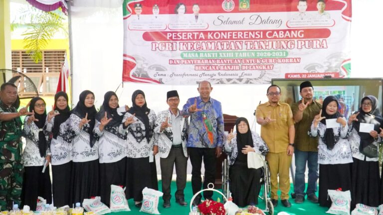 Bupati Syah Afandin Salurkan Donasi PGRI untuk GTK Terdampak Banjir di Tanjung Pura