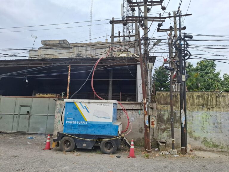 Raup Keuntungan, Owner Pabrik Plastik Mainan Berkolaborasi Bersama PLN Delitua Pindahkan Genset Travo ke Jalan Ladang Medan Johor