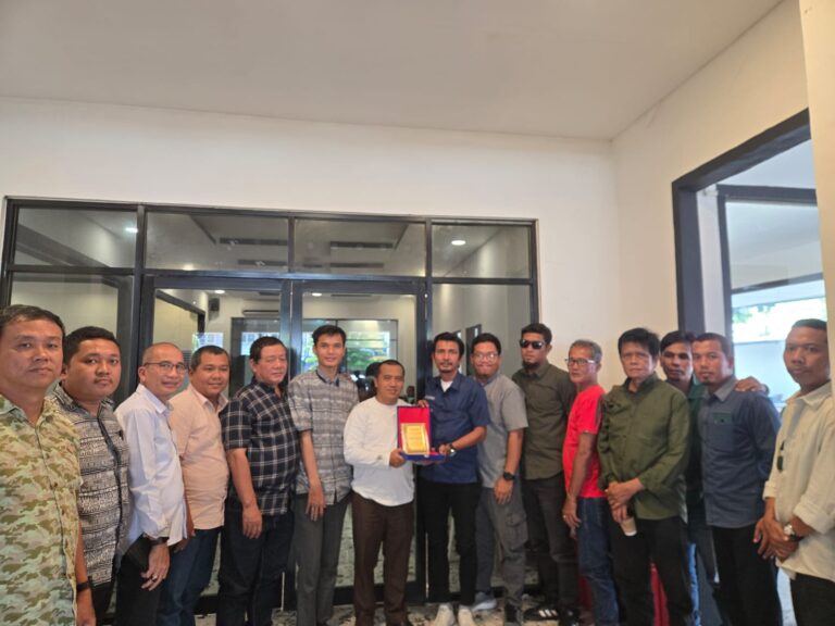 Forwakum Beri Cinderamata, Deny Marincka Pratama Diamanahkan Bertugas di Kejagung