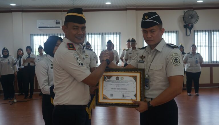 Kalapas Kelas I Medan Berikan Piagam Penghargaan kepada Pegawai Berprestasi