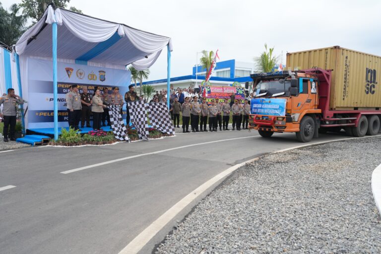 Polri Lepas 22 Kontainer Bantuan Kemanusiaan untuk Korban Bencana di Sumatera