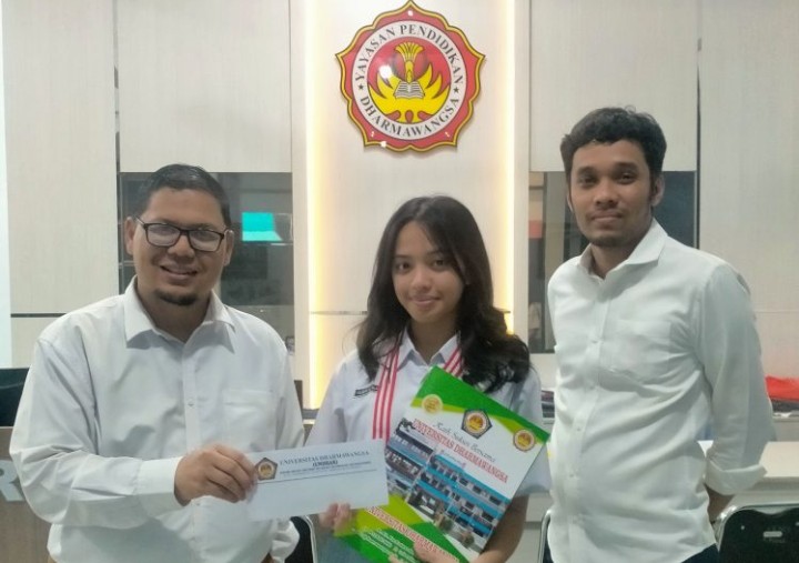 Rektor Undhar Serahkan Hadiah Juara Tryout Riil Akbar
