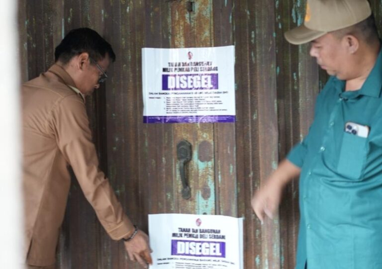 Pemkab Deli Serdang Segel 17 Lapak di Pasar Delimas Lubuk Pakam