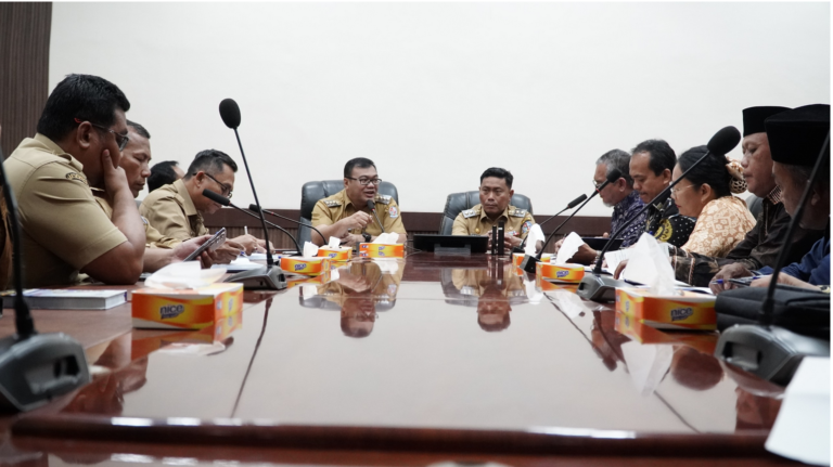 Bupati Asri Ludin Tambuna pimpin rapat