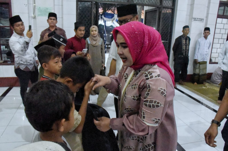 Bupati Asri Ludin Tambunan didampingi istri melakukan Safari Ramadan