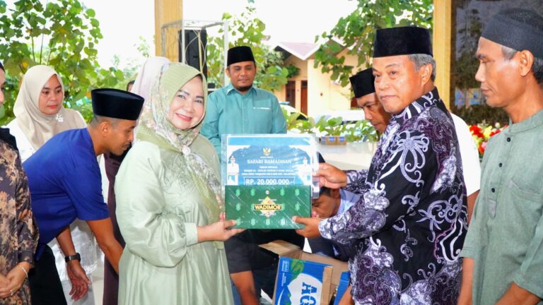 Wabup Langkat Tiorita Pimpin Safari Ramadhan di Salapian, Serahkan Hibah 40 Juta untuk Dua Masjid