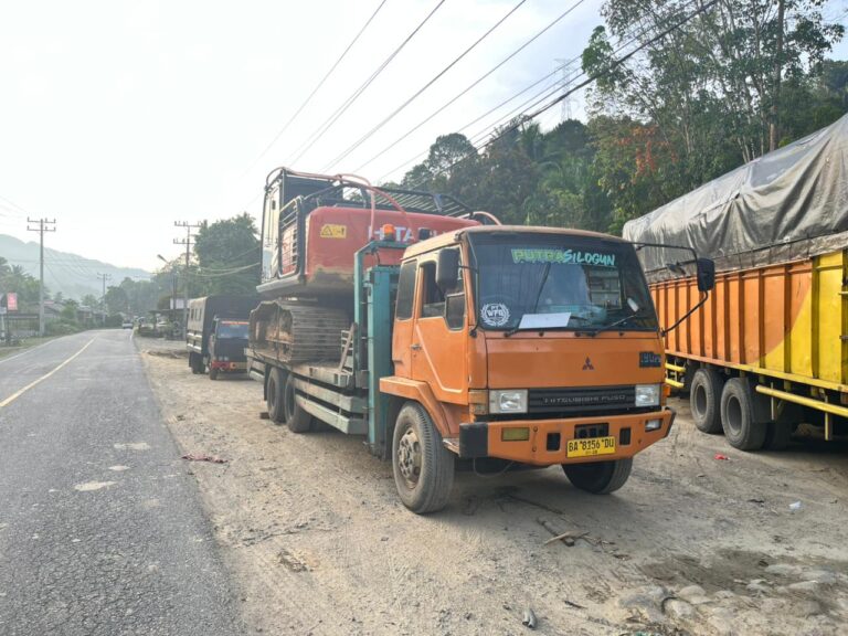 Polda Sumut Amankan 2 Excavator Diduga Jadi Alat Tambang Emas Ilegal di Madina