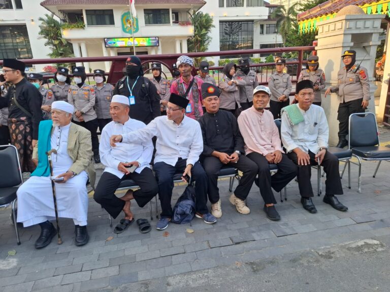 Ribuan Umat Muslim Kota Medan ‘Kepung’ Balai Kota, Dukung SE Walikota Terkait Penataan Pedagang Babi