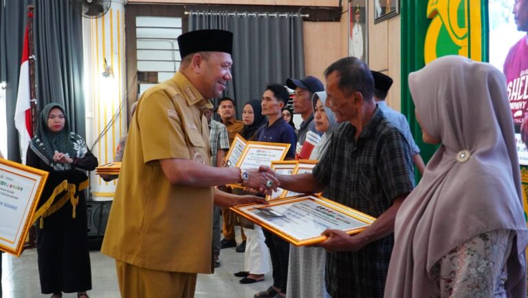 Bupati Syah Afandin Salurkan Bantuan Stimulan Tahap II, Pastikan Tidak Ada Pemotongan