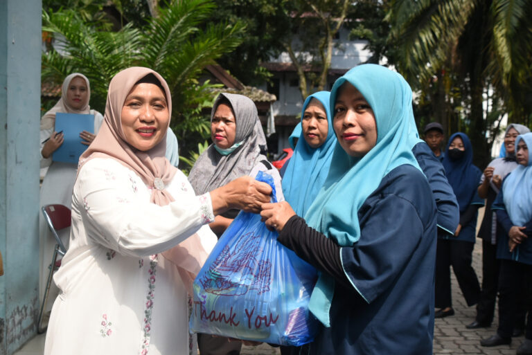 DWP UNIMED Bagikan 256 Paket Ramadan untuk Tenaga Kebersihan