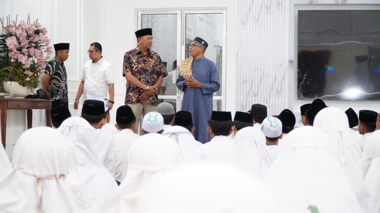 Bupati Syah Afandin Santuni 65 Santri Ulumul Quran di Penghujung Ramadhan