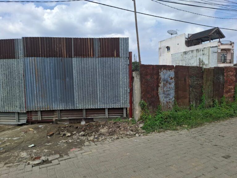 Depan New Ladang Song, Bangunan Gedung Permanen  Tanpa Plang PBG Bebas Berdiri