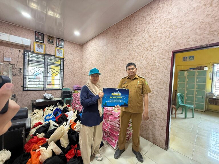 Pelindo Regional 1 Salurkan Paket Sembako kepada Masyarakat di Wilayah Operasional