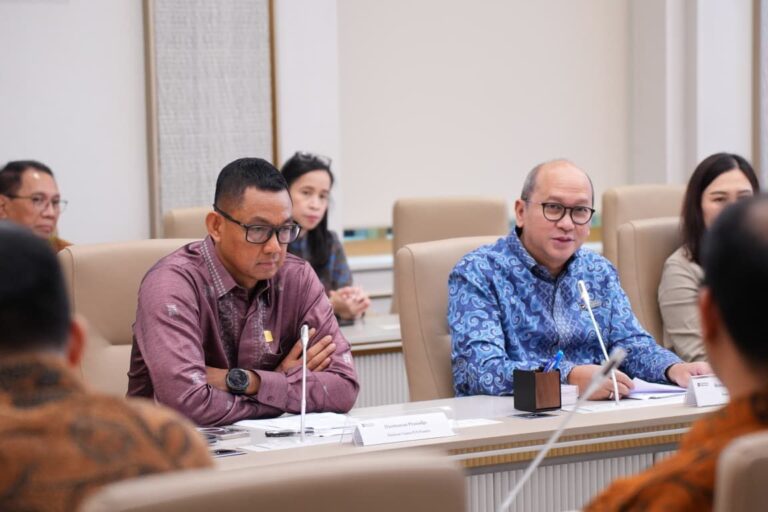 Danantara Indonesia Inisiasi Hibah PLTS Sumenep ke Pemda, PLN Siap Suplai Listrik Bersih Bagi 2.000 KK