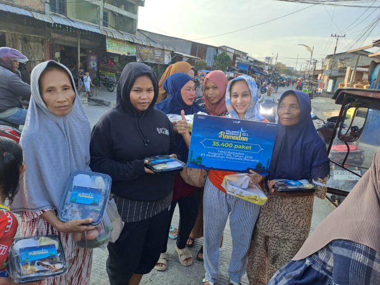 Pelindo Regional 1 Bagikan Takjil Gratis kepada Masyarakat di Sekitar Pelabuhan