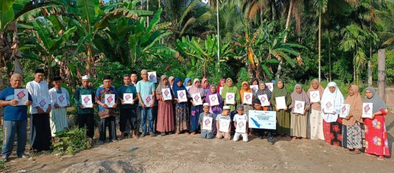 Rumah Zakat Dan ParagonCorp Salurkan 70 Paket Al-Qur’an untuk Penyintas Banjir di Sayur Matinggi