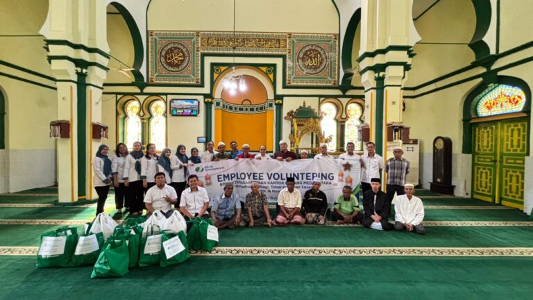 Momen Ramadhan, Karyawan BPJS Ketenagakerjaan Medan Utara Berbagi Keberkahan di Masjid Bersejarah Al-Oesmani
